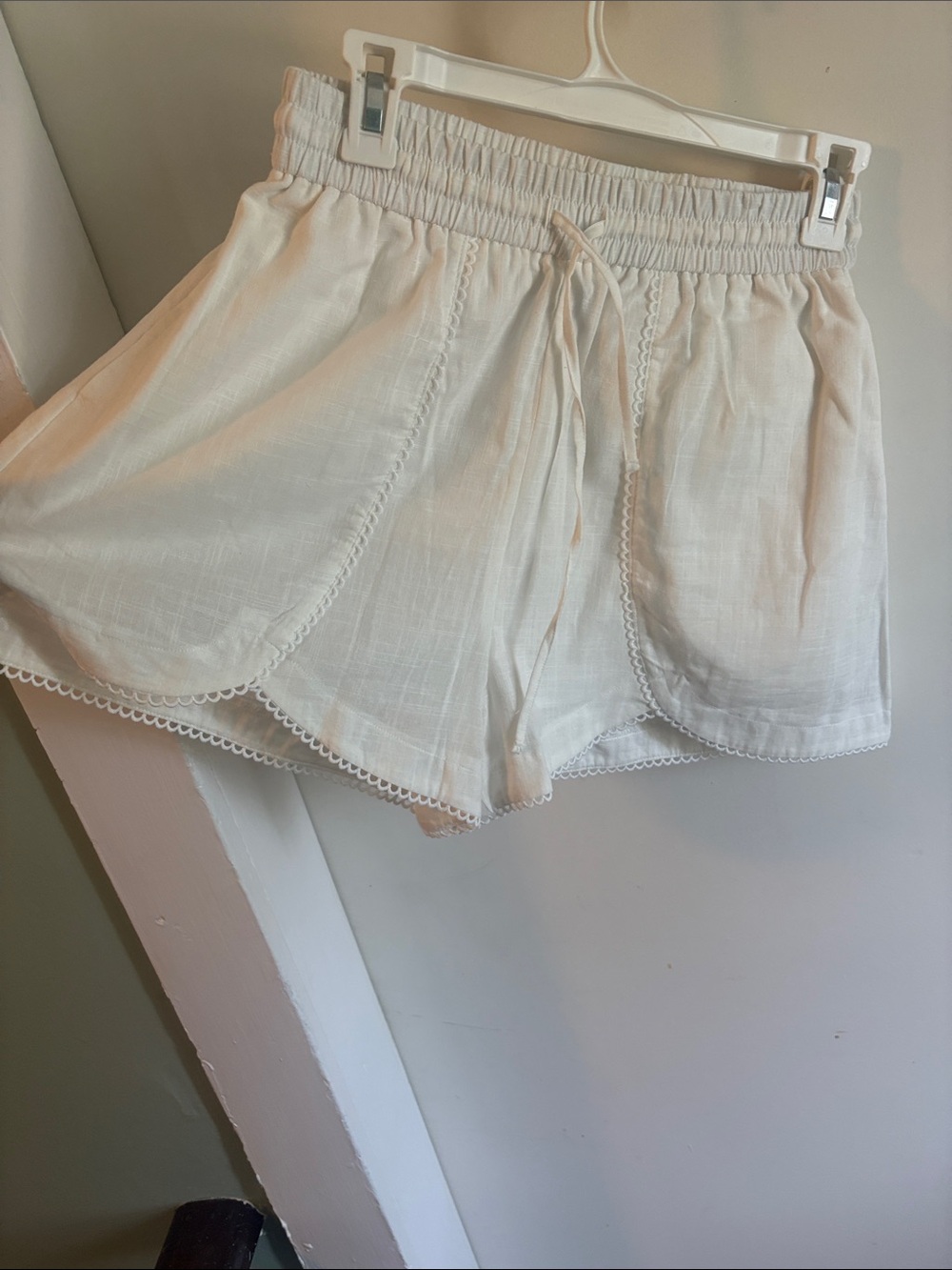 Women’s White scalloped Linen-Blend Elastic Waist Shorts